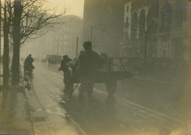 Fig. 1: Fang Wenhuai 方文槐 (active 1930s) [or Fang Wenyang 方文揚? or Fang Wenyuan 方文源?], Untitled [Rainy Evening in Shanghai], ca. early 1930s. Gelatin silver print. Private Collection. 