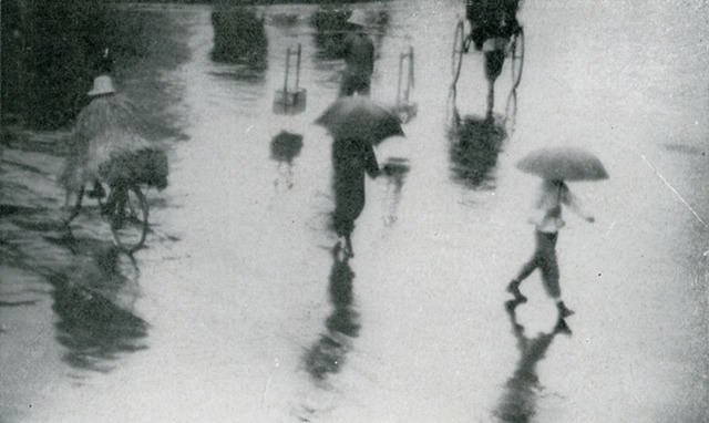 Fig. 2: Chen Rentao 陳仁濤 (active 1930s), Rain [Shanghai] 雨, 1933. Gelatin silver print. From Zhonghua sheying zazhi (The Chinese Journal of Photography), no. 7 (July 1933). 