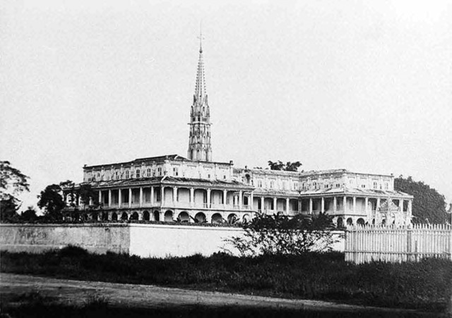 Fig. 3. The Convent of Sainte Enfance of the sisters of Saint Paul de Chartres was the first nunnery in Vietnam. Its first two sisters reached Saigon in 1860, and the building was finished in 1864 according to plans by Nguyễn Trường Tộ. The above image by Émile Gsell from 1866 was made two years later. The building subsequently was renovated at the end of the 19th century into its present form (without the bell tower). (Collection Gsell, 1866, ancient fonds du muse des colonies).