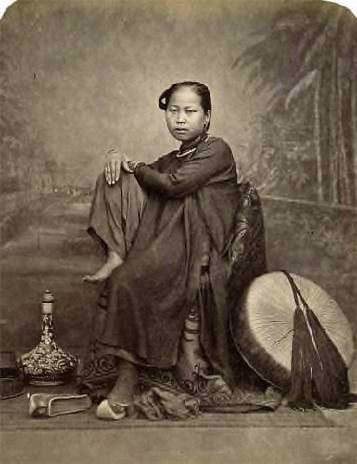 Fig. 6. Émile Gsell, Portrait of a North Vietnamese Woman. Note the wide-tasseled hat, common across Vietnam at the time.