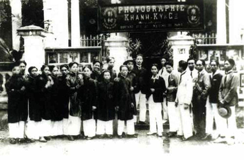 Fig. 17. Khánh Ký (in front of the gate, in a black European-style jacket), with photographic workers from Lai Xá Village. 