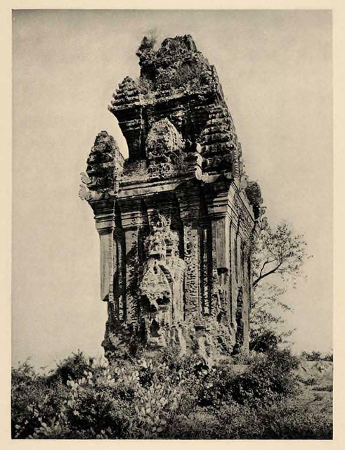 Fig. 23. Martin Hürlimann, The Copper Tower of Central Vietnam (also known as Cánh Tiên Tower) in the Ruins of the Fortress of Trà Bàn (also known as Đồ Bàn), 1926, photogravure, from a copperplate after negative or positive film. 