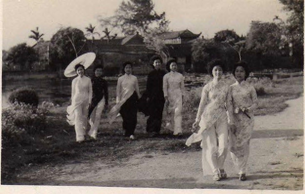 Fig. 33. Võ An Ninh, Summer Afternoon at West Lake, Hanoi, 1954. At this time, West Lake was still desolate. The young women in traditional tunics (áo dài) breeze through the summer afternoon. A stroke of elegance from Hanoi in the early 1950s. Collection of the author. 