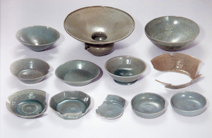 6. Celadon ceramic wares—eight dishes, three bowls, and a receptacle for wine dregs—excavated from the tomb of King Myǒngjong (died 1202). Wine receptacle: 12.1 cm (h), 5.8 cm (diam. of base). National Museum of Korea. After After Kungnip chungang pangmulgwan, Koryŏ wangsil ŭi tojagi (Seoul: T’ongch’ŏn munhwasa, 2008), p. 27 6. Celadon ceramic wares—eight dishes, three bowls, and a receptacle for wine dregs—excavated from the tomb of King Myǒngjong (died 1202). Wine receptacle: 12.1 cm (h), 5.8 cm (diam. of base). National Museum of Korea. After After Kungnip chungang pangmulgwan, Koryŏ wangsil ŭi tojagi (Seoul: T’ongch’ŏn munhwasa, 2008), p. 27