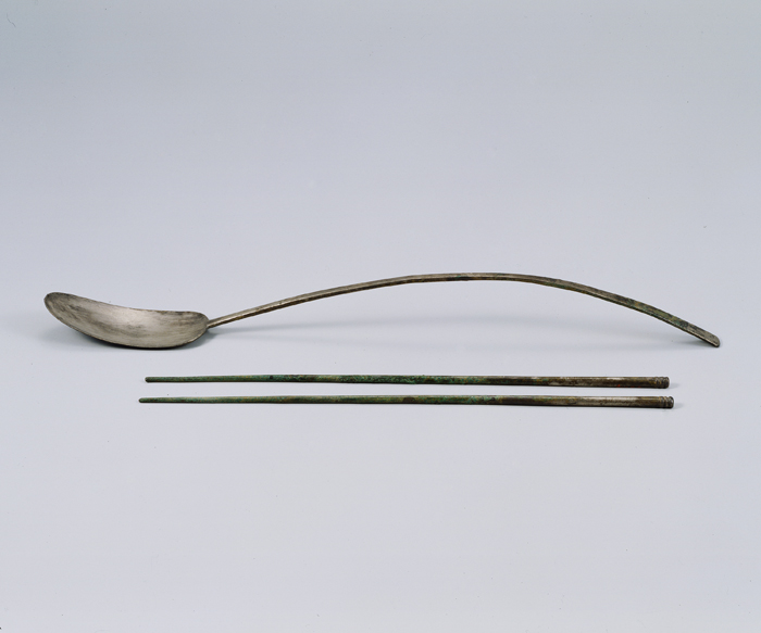 7. Spoon and chopsticks excavated from a tomb believed to have belonged to King Injong. Koryŏ Kingdom. Silver, 32.8 (l). National Museum of Korea, Bongwan 4252 7. Spoon and chopsticks excavated from a tomb believed to have belonged to King Injong. Koryŏ Kingdom. Silver, 32.8 (l). National Museum of Korea, Bongwan 4252