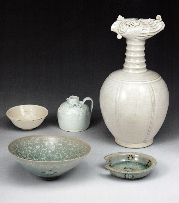 8. Ceramic wares excavated from the tomb of Mun Kong-yu (died 1159). Back row: three white porcelains from Chinese kilns. Front row: two inlaid Koryŏ celadon wares. Phoenix-headed vase: 29.2 cm (h). National Museum of Korea. After Kungnip chungang pangmulgwan, Ch’ŏnha cheil pisaek ch’ŏngja (Seoul: Kungnip chungang pangmulgwan, 2012), p. 134 8. Ceramic wares excavated from the tomb of Mun Kong-yu (died 1159). Back row: three white porcelains from Chinese kilns. Front row: two inlaid Koryŏ celadon wares. Phoenix-headed vase: 29.2 cm (h). National Museum of Korea. After Kungnip chungang pangmulgwan, Ch’ŏnha cheil pisaek ch’ŏngja (Seoul: Kungnip chungang pangmulgwan, 2012), p. 134