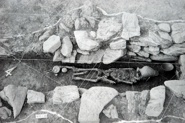 9. Stone-lined grave no. 9. Hyŏn’gongni, Tanyanggun, North Ch’ungch’ŏng Province, mid- to late 12th century. Contents: three celadon ceramics, earthen ware ceramic, bronze mirror, iron scissors, necklace of unspecified material, deer bone. After Sŏul sirip taehakkyo pangmulgwan, Tanyang Hyŏn’gongni Koryŏ kobun’gun (Seoul: Sŏul sirip taehakkyo pangmulgwan, 2008), pp. 78–85 9. Stone-lined grave no. 9. Hyŏn’gongni, Tanyanggun, North Ch’ungch’ŏng Province, mid- to late 12th century. Contents: three celadon ceramics, earthen ware ceramic, bronze mirror, iron scissors, necklace of unspecified material, deer bone. After Sŏul sirip taehakkyo pangmulgwan, Tanyang Hyŏn’gongni Koryŏ kobun’gun (Seoul: Sŏul sirip taehakkyo pangmulgwan, 2008), pp. 78–85