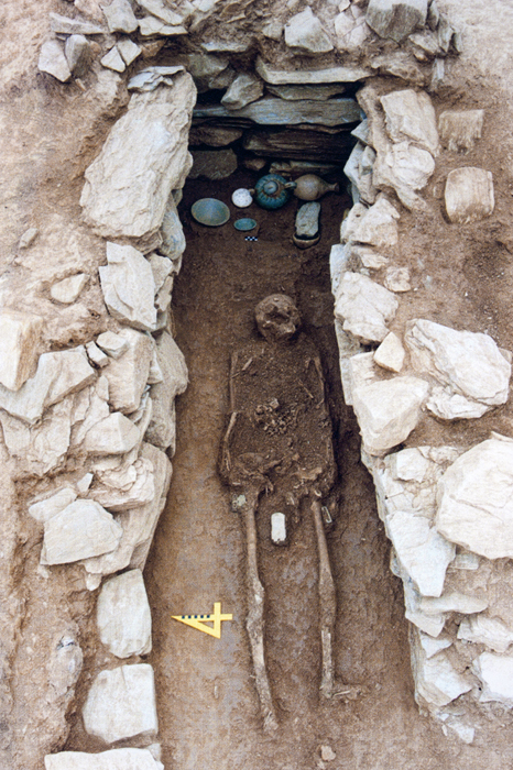 10. Stone-lined grave no. 23. Hyŏn’gongni, Tanyanggun, North Ch’ungch’ŏng Province, mid- to late 12th century. Contents: five celadon ceramics, white porcelaneous ware ceramic, bronze belt, iron knife. After Sŏul sirip taehakkyo pangmulgwan, Tanyang Hyŏn’gongni Koryŏ kobun’gun (Seoul: Sŏul sirip taehakkyo pangmulgwan, 2008), p. 5 10. Stone-lined grave no. 23. Hyŏn’gongni, Tanyanggun, North Ch’ungch’ŏng Province, mid- to late 12th century. Contents: five celadon ceramics, white porcelaneous ware ceramic, bronze belt, iron knife. After Sŏul sirip taehakkyo pangmulgwan, Tanyang Hyŏn’gongni Koryŏ kobun’gun (Seoul: Sŏul sirip taehakkyo pangmulgwan, 2008), p. 5