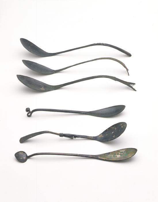 13. Spoons. Koryŏ Kingdom. Bronze, maximum length 26.5 cm. The folding spoon is the second from the bottom. © Victoria and Albert Museum, London, M. 314-1921, M.406-1912, M. 50, M. 67, M. 68-1937, M. 159-1938 13. Spoons. Koryŏ Kingdom. Bronze, maximum length 26.5 cm. The folding spoon is the second from the bottom. © Victoria and Albert Museum, London, M. 314-1921, M.406-1912, M. 50, M. 67, M. 68-1937, M. 159-1938