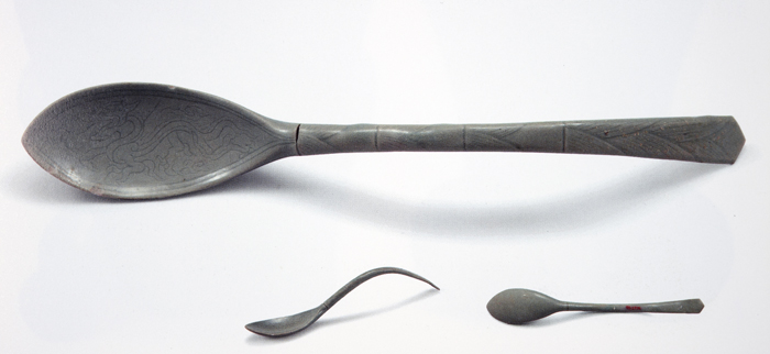 14. Spoon. Koryŏ Kingdom, 12th to 13th century. Celadon with incised cloud and dragon motif, 25.5 cm (l). National Museum of Korea, duk2224. After Kungnip chungang pangmulgwan, Ch’ŏnha cheil pisaek ch’ŏngja (Seoul: Kungnip chungang pangmulgwan, 2012), p. 87 14. Spoon. Koryŏ Kingdom, 12th to 13th century. Celadon with incised cloud and dragon motif, 25.5 cm (l). National Museum of Korea, duk2224. After Kungnip chungang pangmulgwan, Ch’ŏnha cheil pisaek ch’ŏngja (Seoul: Kungnip chungang pangmulgwan, 2012), p. 87
