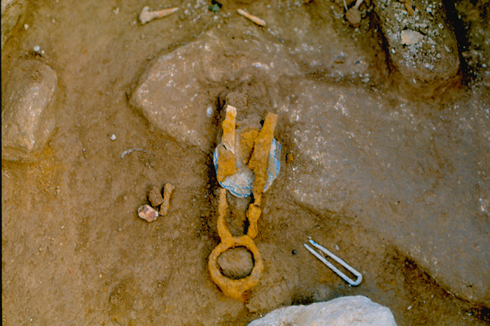 17. Detail from interior of stone-lined tomb no. 1–2 with mirror (outlined in red) underneath iron scissors; bronze hairpin on the right. Chibongni, Yŏngdonggun, North Ch’ungch’ŏng Province. Koryŏ Kingdom, 11th century. After Hannam taehakkyo pangmulgwan, Yŏngdong Chibongni kobun palgul chosa pogo (Seoul: Hannam taehakkyo pangmulgwan, 1987), p. 20 17. Detail from interior of stone-lined tomb no. 1–2 with mirror (outlined in red) underneath iron scissors; bronze hairpin on the right. Chibongni, Yŏngdonggun, North Ch’ungch’ŏng Province. Koryŏ Kingdom, 11th century. After Hannam taehakkyo pangmulgwan, Yŏngdong Chibongni kobun palgul chosa pogo (Seoul: Hannam taehakkyo pangmulgwan, 1987), p. 20