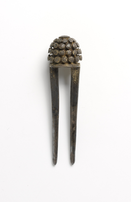 19. Topknot pin with repoussé design. Koryŏ Kingdom. Bronze, 6.1 cm. © Victoria and Albert Museum, London, M.91-1937 19. Topknot pin with repoussé design. Koryŏ Kingdom. Bronze, 6.1 cm. © Victoria and Albert Museum, London, M.91-1937