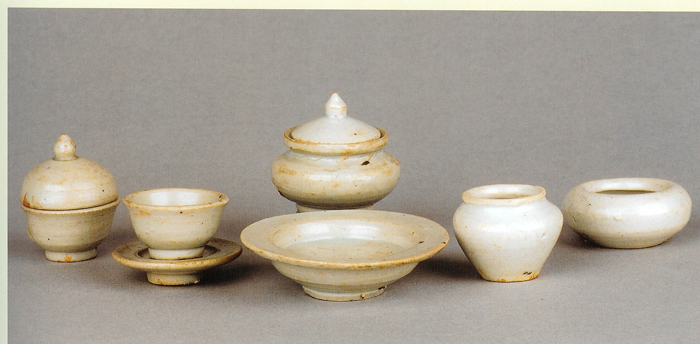 21. Miniature burial vessels (myŏnggi). Chosŏn Kingdom, 16th–18th century. Various heights, ranging from 5 to 10 cm. Percival David Study Collection © SOAS. 21. Miniature burial vessels (myŏnggi). Chosŏn Kingdom, 16th–18th century. Various heights, ranging from 5 to 10 cm. Percival David Study Collection © SOAS.