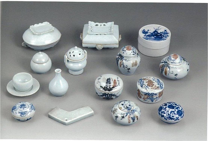 22. Myŏnggi from tomb of Royal Concubine Wŏnbin (1766–1779). Chosŏn Kingdom (1392–1910). Porcelain with cobalt blue and copper-red painting, height of bottle 5.4 cm. National Museum of Korea. After Kungnip chungang pangmulgwan, Paekcha hangari, Chosŏn ŭi in kwa ye rŭl tamda (Seoul: Kungnip chungang pangmulgan, 2010), p. 53 22. Myŏnggi from tomb of Royal Concubine Wŏnbin (1766–1779). Chosŏn Kingdom (1392–1910). Porcelain with cobalt blue and copper-red painting, height of bottle 5.4 cm. National Museum of Korea. After Kungnip chungang pangmulgwan, Paekcha hangari, Chosŏn ŭi in kwa ye rŭl tamda (Seoul: Kungnip chungang pangmulgan, 2010), p. 53