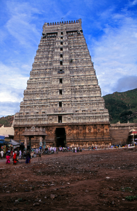 1. Outermost gopura completed in the 1570s on east side of Aruṇācaleśvara temple, Tiruvannamalai. All photographs and diagrams by the author