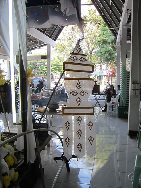 2 Three-tail banner hanging for a funeral. Wat Chang Khian, Chiang Mai, December 2014. Photo by R. Hall