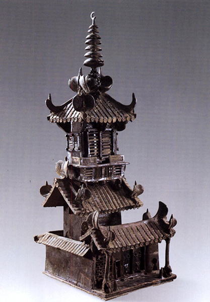 8 Mingqi, a two-story structure topped by a finial of discs, excavated from a tomb. Xiangfan, Hubei, third century CE. Photo from Xiangfanshi wenwu kaogu yanjiusuo, “Hubei Xiangfan Fancheng Caiyue Sanguo mu fajue jianbao,” Wenwu 9 (2010), 8