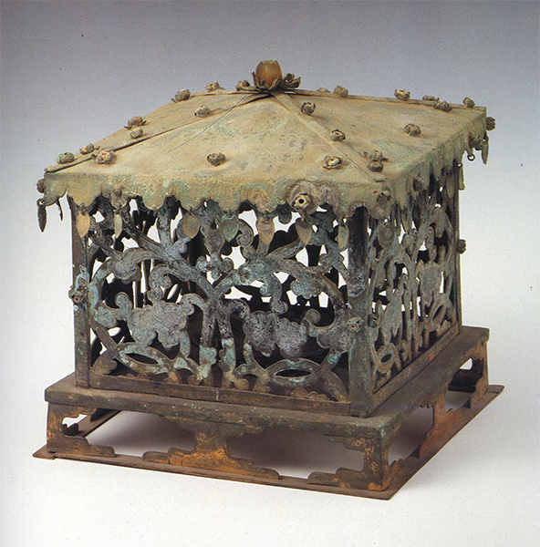 9 Reliquary set discovered at Bulguk-sa. Unified Silla, circa 751. Bronze, glass; height of outermost container: 18.5 cm. After Gukrip Jungang Bakmulgwan, ed., Bulsari jangeom (Seoul: Gukrip Jungang Bakmulgwan, 1991), 30–31 9 Reliquary set discovered at Bulguk-sa. Unified Silla, circa 751. Bronze, glass; height of outermost container: 18.5 cm. After Gukrip Jungang Bakmulgwan, ed., Bulsari jangeom (Seoul: Gukrip Jungang Bakmulgwan, 1991), 30–31