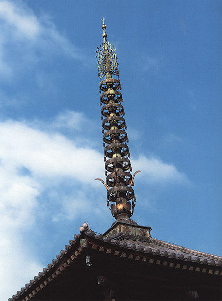 31 Five-story pagoda (left) and its metal finial (right). After Irie Taikichi, Hōryūji: Irie Taikichi shashinshū (Tokyo: Shōgakukan, 1989), plates 45 and 46 31 Five-story pagoda (left) and its metal finial (right). After Irie Taikichi, Hōryūji: Irie Taikichi shashinshū (Tokyo: Shōgakukan, 1989), plates 45 and 46