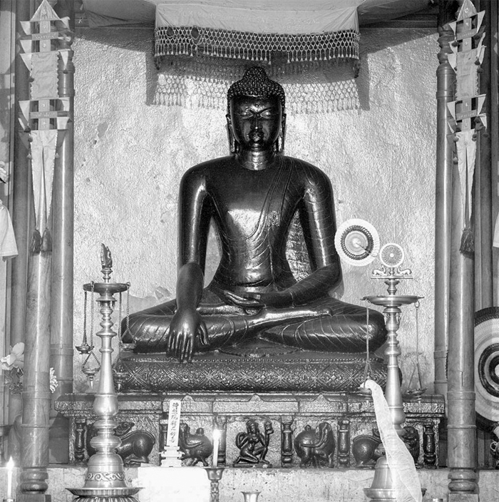 Alt-text: Buddha sculpture in temple 