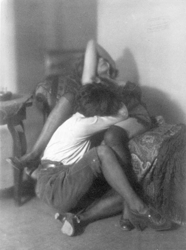 Fig. 7.2.: Germaine Krull, Untitled, from Les Amies, gelatin silver print, ca. 1922—24.
(Private collection.) (Copyright Estate Germaine Krull, Fotografische Sammlung,
Museum Folkwang, Essen.)