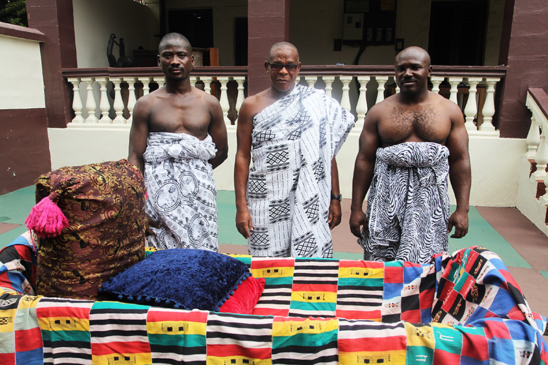 Standing in front of decorated etwie apakan are from left to right: Akwasi Nkyera, Nana Yaw Daani II (Asoamefoɔhene) and Kwadwo Kensa Standing in front of decorated etwie apakan are from left to right: Akwasi Nkyera, Nana Yaw Daani II (Asoamefoɔhene) and Kwadwo Kensa