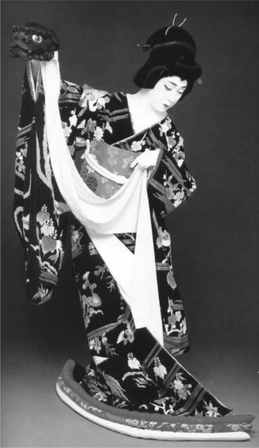Figure 3. Tamasaburo Bando, kabuki onnagata (http://www.clas.ufl.edu/users/jshoaf/Jdolls/lionladyt.jpg) Figure 3. Tamasaburo Bando, kabuki onnagata (http://www.clas.ufl.edu/users/jshoaf/Jdolls/lionladyt.jpg)