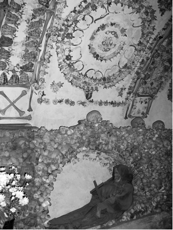 Figure 6: Side ossuary in the Cimitero dei Cappuccini located beneath the chapel Santa Maria della Concezione (Rome) Figure 6: Side ossuary in the Cimitero dei Cappuccini located beneath the chapel Santa Maria della Concezione (Rome)