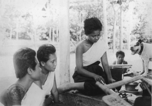 Figure 6. Ohn Bunnag (second from L) with daughter Adisai Suriyapha (center) at Ruen Ton residence, Dusit palace. (N.d). 