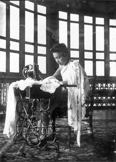 Figure 9. Lady Khanomdom Amatyakul using sewing machine at Vimanmek Mansion. 