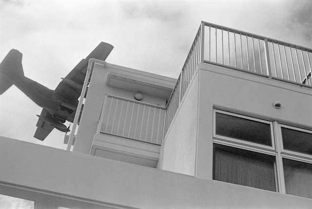 Mao Ishikawa, “A Marine airplane landing at Futenma Air Base. July 2009, Ginowan City, Okinawa”, from the Fences series, © Mao Ishikawa. Mao Ishikawa, “A Marine airplane landing at Futenma Air Base. July 2009, Ginowan City, Okinawa”, from the Fences series, © Mao Ishikawa.