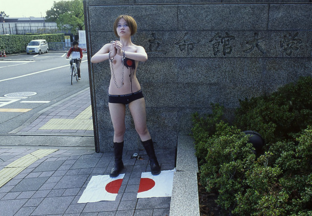 Mao Ishikawa, “Ms. Yugi Yoshino (26) A graduate student of Ritsumeikan University November 9, 2009, in Kyoto”, from the series Here Is What the Japanese Flag Means to Me, ©Mao Ishikawa. Mao Ishikawa, “Ms. Yugi Yoshino (26) A graduate student of Ritsumeikan University November 9, 2009, in Kyoto”, from the series Here Is What the Japanese Flag Means to Me, ©Mao Ishikawa.