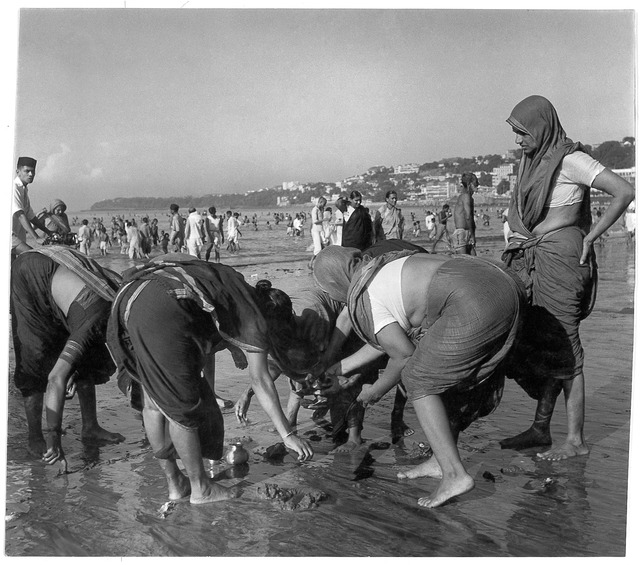 Fig. 2: The immersion of the idol of Ganesh during the festival of Ganesh Chaturthi at Chowpatty beach, Bombay, late 1930s. Courtesy the Homai Vyarawalla Archive / Alkazi Collection of Photography Fig. 2: The immersion of the idol of Ganesh during the festival of Ganesh Chaturthi at Chowpatty beach, Bombay, late 1930s. Courtesy the Homai Vyarawalla Archive / Alkazi Collection of Photography