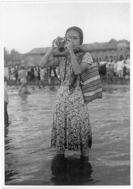 Fig. 4: Homai Vyarawalla photographing Ganesh Chaturthi at Chowpatty beach, Bombay, late 1930s. Courtesy the Homai Vyarawalla Archive / Alkazi Collection of Photography Fig. 4: Homai Vyarawalla photographing Ganesh Chaturthi at Chowpatty beach, Bombay, late 1930s. Courtesy the Homai Vyarawalla Archive / Alkazi Collection of Photography