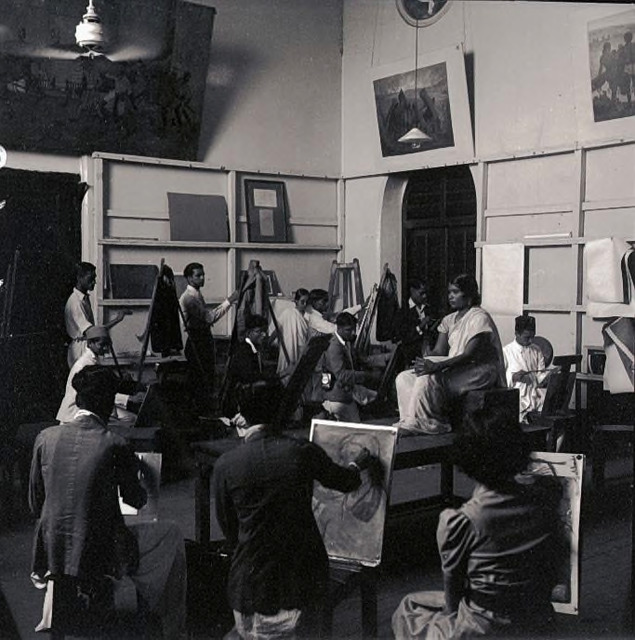Fig. 7: A sketching session at the JJ School of Arts, Bombay, late 1930s. Courtesy the Homai Vyarawalla Archive / Alkazi Collection of Photography Fig. 7: A sketching session at the JJ School of Arts, Bombay, late 1930s. Courtesy the Homai Vyarawalla Archive / Alkazi Collection of Photography