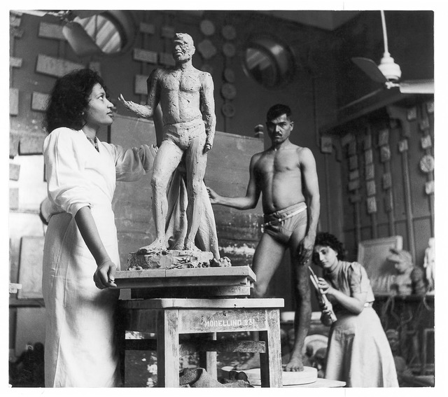Fig. 8: Rehana Mogul and Mani Turner in sculpture class at the J.J. School of the Arts, Bombay, late 1930s. Courtesy the Homai Vyarawalla Archive / Alkazi Collection of Photography Fig. 8: Rehana Mogul and Mani Turner in sculpture class at the J.J. School of the Arts, Bombay, late 1930s. Courtesy the Homai Vyarawalla Archive / Alkazi Collection of Photography