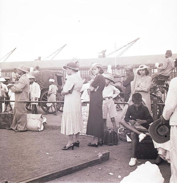 Fig. 10: Travelers at the dockyard, Ballard Pier, Bombay, early 1940s. Courtesy the Homai Vyarawalla Archive / Alkazi Collection of Photography Fig. 10: Travelers at the dockyard, Ballard Pier, Bombay, early 1940s. Courtesy the Homai Vyarawalla Archive / Alkazi Collection of Photography