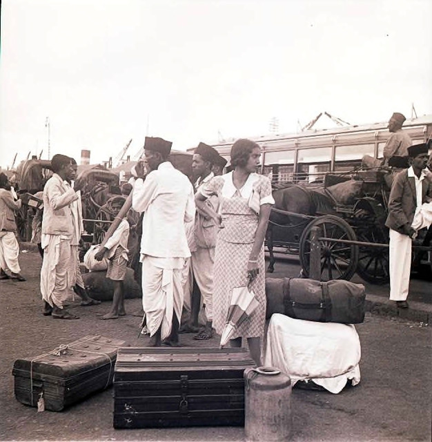Fig. 11: A traveler at the dockyard, Ballard Pier, Bombay, early 1940s. Courtesy the Homai Vyarawalla Archive / Alkazi Collection of Photography Fig. 11: A traveler at the dockyard, Ballard Pier, Bombay, early 1940s. Courtesy the Homai Vyarawalla Archive / Alkazi Collection of Photography
