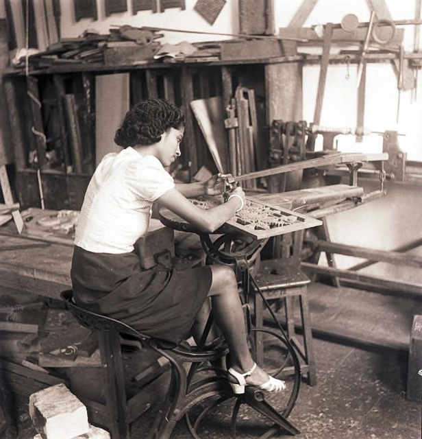 Fig. 13: A student of the JJ School of the Arts, Bombay, early 1940s. Courtesy the Homai Vyarawalla Archive / Alkazi Collection of Photography Fig. 13: A student of the JJ School of the Arts, Bombay, early 1940s. Courtesy the Homai Vyarawalla Archive / Alkazi Collection of Photography