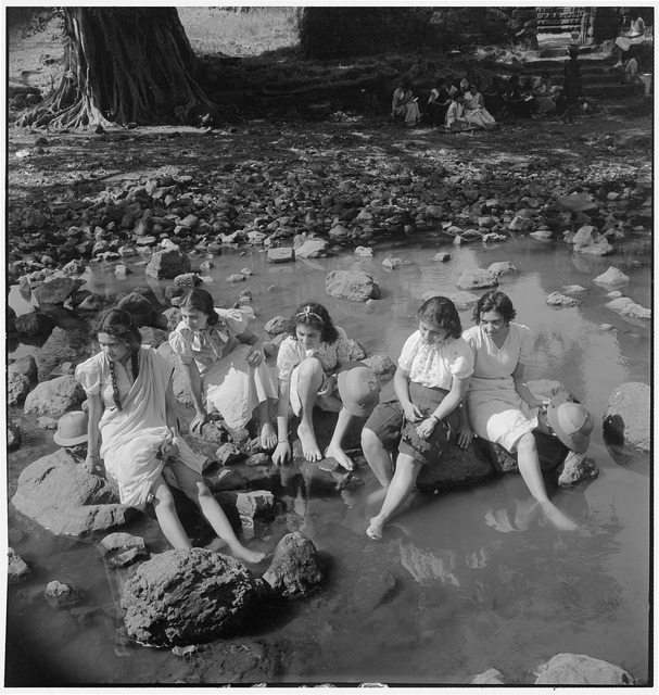Fig. 16: Students of the J.J School of Arts at a picnic, Bombay, 1937. This is one of Homai Vyarawalla’s earliest images published in the Bombay Chronicle. Courtesy the Homai Vyarawalla Archive / Alkazi Collection of Photography Fig. 16: Students of the J.J School of Arts at a picnic, Bombay, 1937. This is one of Homai Vyarawalla’s earliest images published in the Bombay Chronicle. Courtesy the Homai Vyarawalla Archive / Alkazi Collection of Photography