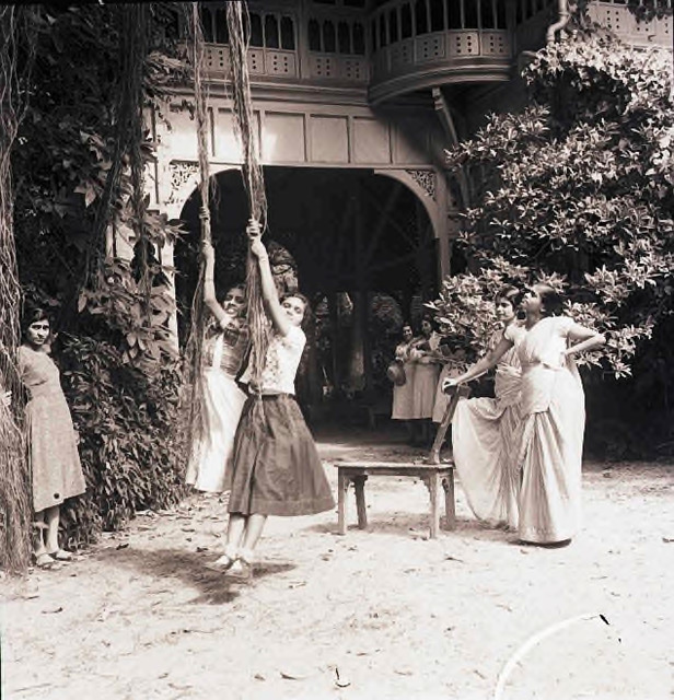 Fig. 18: Students outside the JJ School of the Arts, Bombay, late 1930s. Courtesy the Homai Vyarawalla Archive / Alkazi Collection of Photography Fig. 18: Students outside the JJ School of the Arts, Bombay, late 1930s. Courtesy the Homai Vyarawalla Archive / Alkazi Collection of Photography