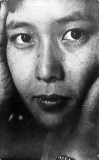 Fig.1: Consuelo Kanaga (American, 1894–1978). Eiko Yamazawa, mid-late 1920s. Toned gelatin silver photograph with graphite, 7 1/4 x 4 1/2 in. (18.4 x 11.4 cm). Brooklyn Museum, Gift of Wallace B. Putnam from the estate of Consuelo Kanaga, 82.65.299. copyright transferred to Brooklyn Museum by the Estate of Wallace Putnam. 