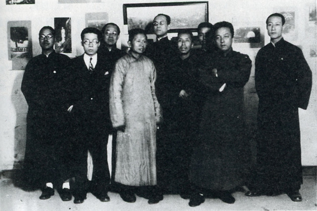 Fig. 3: Members of the Beijing Guangshe 北京光社 (Beijing Light Society), ca. 1928-29 (Liu Bannong is 2nd from right). From Zhongguo Sheying shi (Beijing: Zhongguo sheying chubanshe,1987; Repr. Taipei: Sheying jia chubanshe, 1990), 153. 