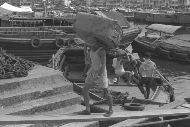 Fig. 4. Chinese labourers along the Singapore River, 1960. (K. F. Wong Collection, courtesy of National Archives of Singapore) Fig. 4. Chinese labourers along the Singapore River, 1960. (K. F. Wong Collection, courtesy of National Archives of Singapore)