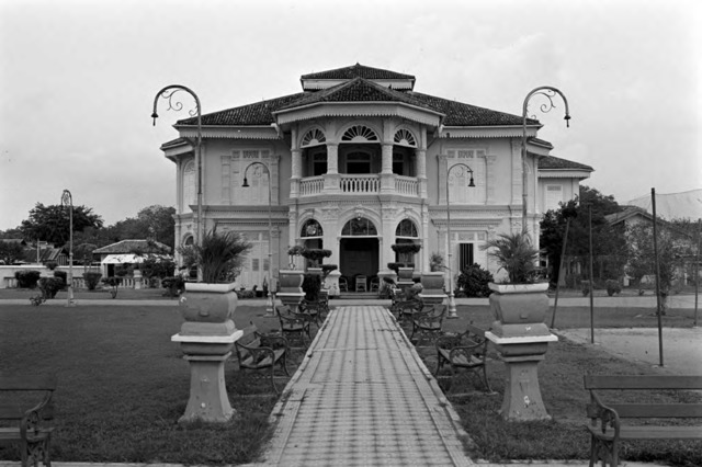 Fig. 11. Mandalay Villa, which was once home to the ‘Diamond Queen,’ Mrs Lee Choon Guan; photograph by Lee Kip Lin, early 1980s. The house has been demolished. (All rights reserved, Lee Kip Lin and National Library Board, Singapore 2009) Fig. 11. Mandalay Villa, which was once home to the ‘Diamond Queen,’ Mrs Lee Choon Guan; photograph by Lee Kip Lin, early 1980s. The house has been demolished. (All rights reserved, Lee Kip Lin and National Library Board, Singapore 2009)