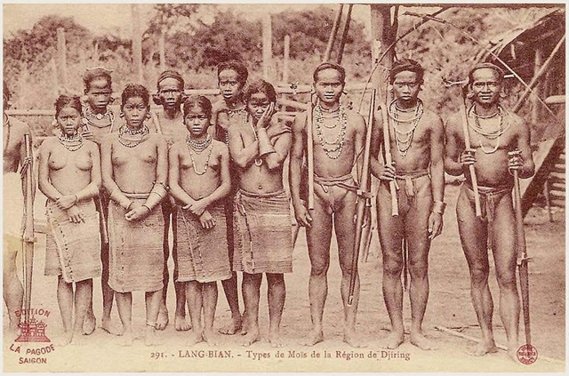 Fig. 27. “Mợi” People of the Highlands of Lang Bian – Di Linh (by Alexandre Francis Decoly’s Edition La Pagode Saigon). It is likely that the individuals in the picture are Mnong, belonging to the Mon-Khmer language family. Many live in Lâm Đồng, Dak Lak. 