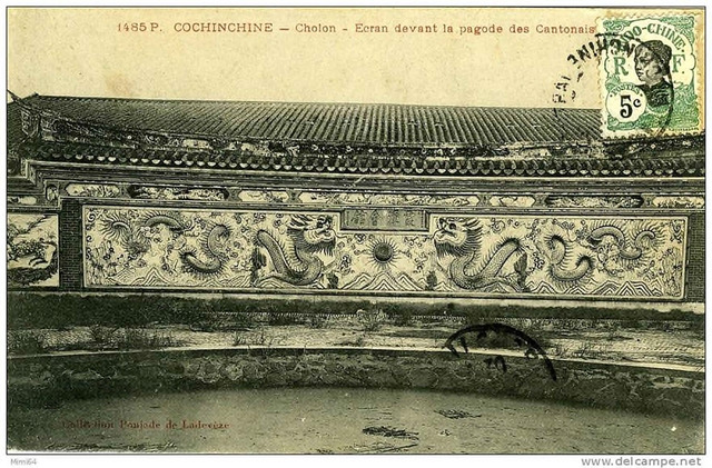 Fig 29. Paired Dragons with a Jewel, on the front courtyard gate at the Temple of the Empress of Heaven in Cholon (Collection Poujade de Ladevèze). 