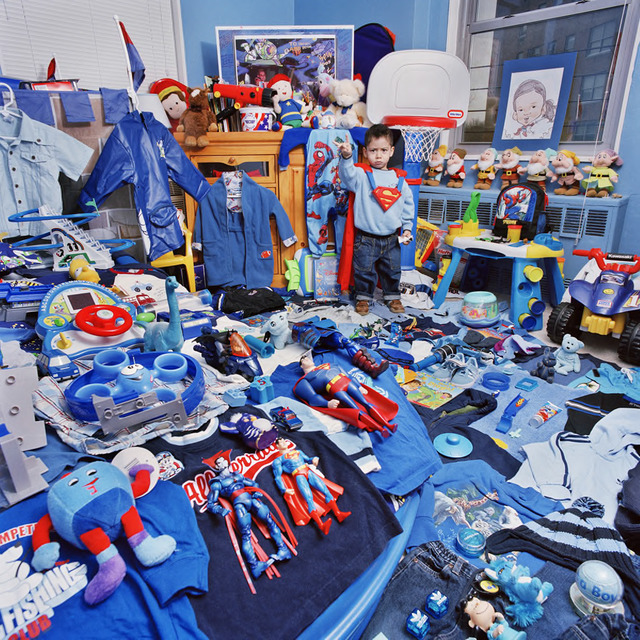 Jeongmee Yoon, “Ethan and His Blue Things,” The Pink and Blue Project, 2006, light jet Print, courtesy the artist. Jeongmee Yoon, “Ethan and His Blue Things,” The Pink and Blue Project, 2006, light jet Print, courtesy the artist.
