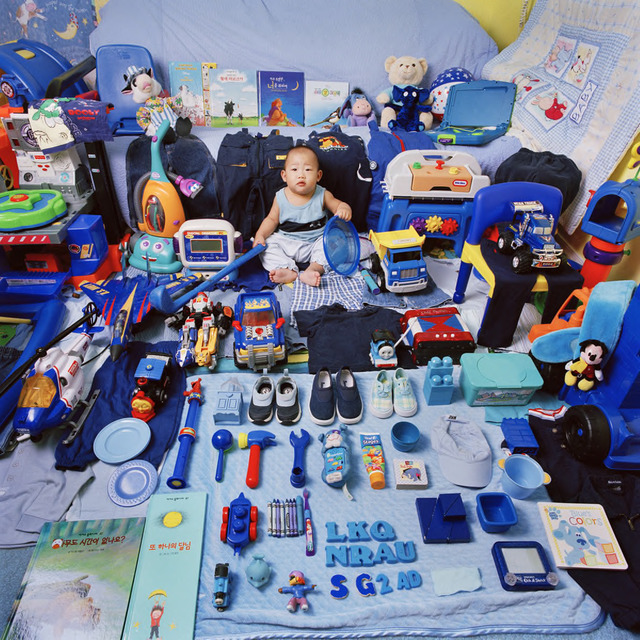 Jeongmee Yoon, “Yeachan and His Blue Things,” The Pink and Blue Project, 2005, light jet Print, courtesy the artist. Jeongmee Yoon, “Yeachan and His Blue Things,” The Pink and Blue Project, 2005, light jet Print, courtesy the artist.