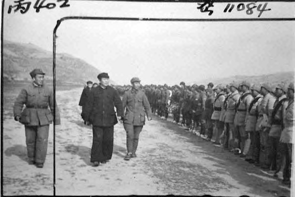 Fig. 3. Wu Yinxian, Mao Zedong’s Review of the Military in Yan’an, 1944. Zhu De, on the far left, is excluded in the process of cropping. 
